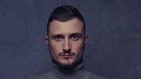 Namanya Fatih Seferagic, hafiz berwajah rupawan asal Amerika yang tenar di media sosial. (therealfatih/Instagram)