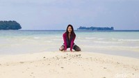 Selain ke luar Jawa, Maria Selena juga pernah liburan ke Pantai Semut di Kepulauan Seribu. Tak jauh dari Jakarta dan tentunya juga indah (@mariaselena_/instagram)