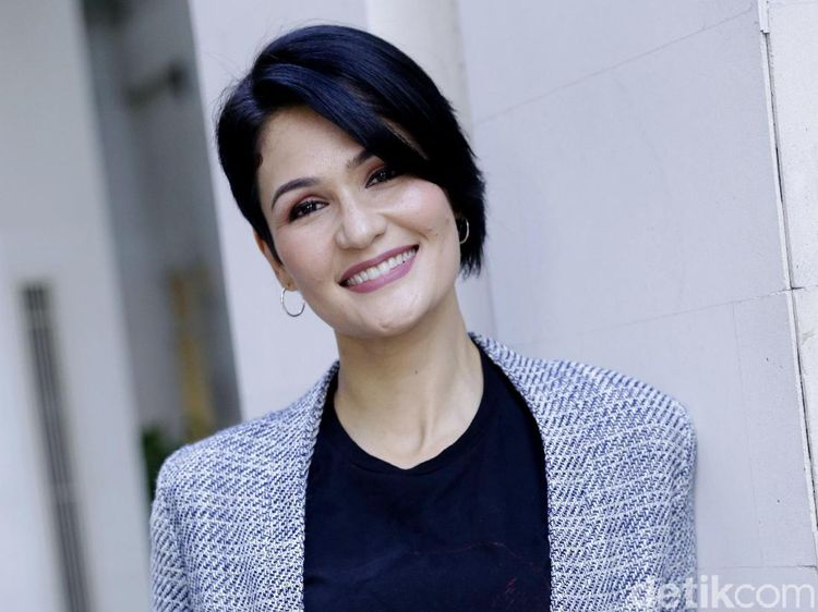 Rima Melati Adams, Si Hantu Cantik