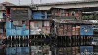 Pemukiman kumuh di kawasan bantaran sungai itu memiliki dampak negatif seperti kehidupan yang tidak sehat serta rawan dari penyakit. 