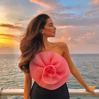 Mengenai kecantikan, beberapa tips cantik dari Jessica antara lain selalu membersihkan wajah sebelum tidur, pakai pembersih wajah mengandung arang, menggunakan produk perawatan berbahan alami, dan minum air yang dicampur madu Manuka saat pagi. Foto: Instagram @jessicakahawaty