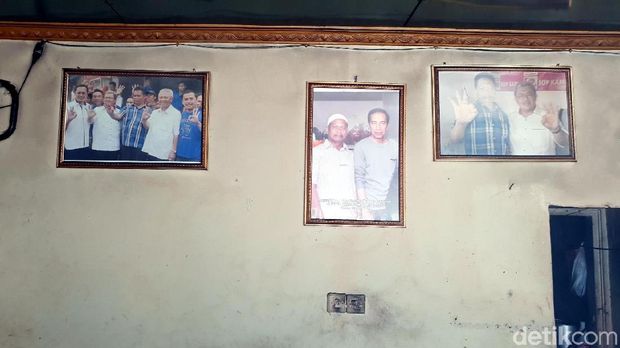 Bingkai foto Presiden Jokowi terpajang di Warung Sate H Mamat, Sukabumi, Jawa Barat.