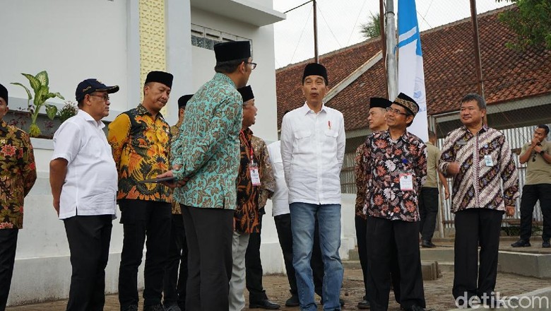 Jokowi Tinjau Bantuan Rusun di Ponpes Ustaz Adi Hidayat Belajar Jokowi Tinjau Bantuan Rusun di Ponpes Ustaz Adi Hidayat Belajar