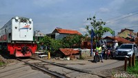 Sejumlah pengendara nampak menunggu kereta api melintas di jalur perlintasan kereta api yang tak berpalang di Jalan Cimencrang, Kecamatan Gedebage, Kota Bandung, Jumat (18/1/2019). Pool/Dok.Detikcom/Satria Nandha.