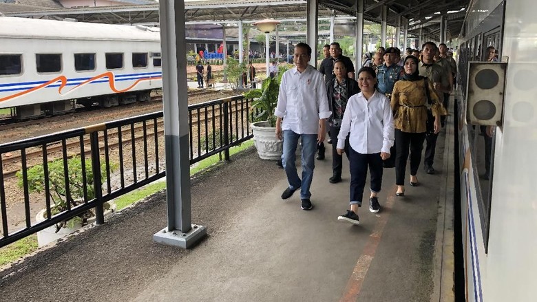 Kemeja Putih-Jins Biru, Gaya Kompak Jokowi dan Iriana Kunjungi Garut Kemeja Putih-Jins Biru, Gaya Kompak Jokowi dan Iriana Kunjungi Garut