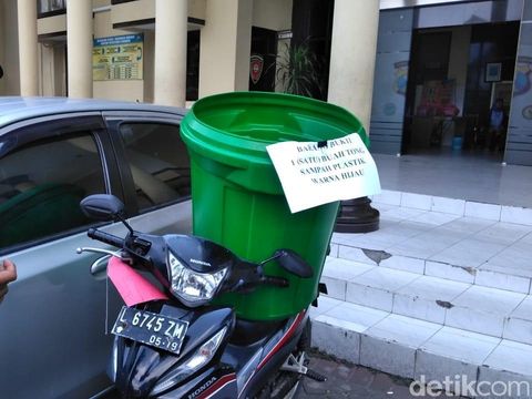 Tong yang digunakan membuang mayat Ester