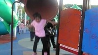 Seharusnya diberi papan peringatan Hati-hati patah kaki tanggung sendiri. Istimewa/Dok. Boredpanda.