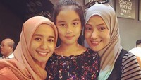 Momen manis ini diambil ketika Engku Emran memperkenalkan Erra pada Bella. Mereka terlihat menikmati makanan di sebuah kafe. Foto: Instagram errafazira