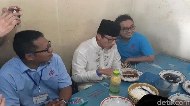 Sandiaga tampak menikmati hidangan yang disajikan di Warung Sate H Mamat.