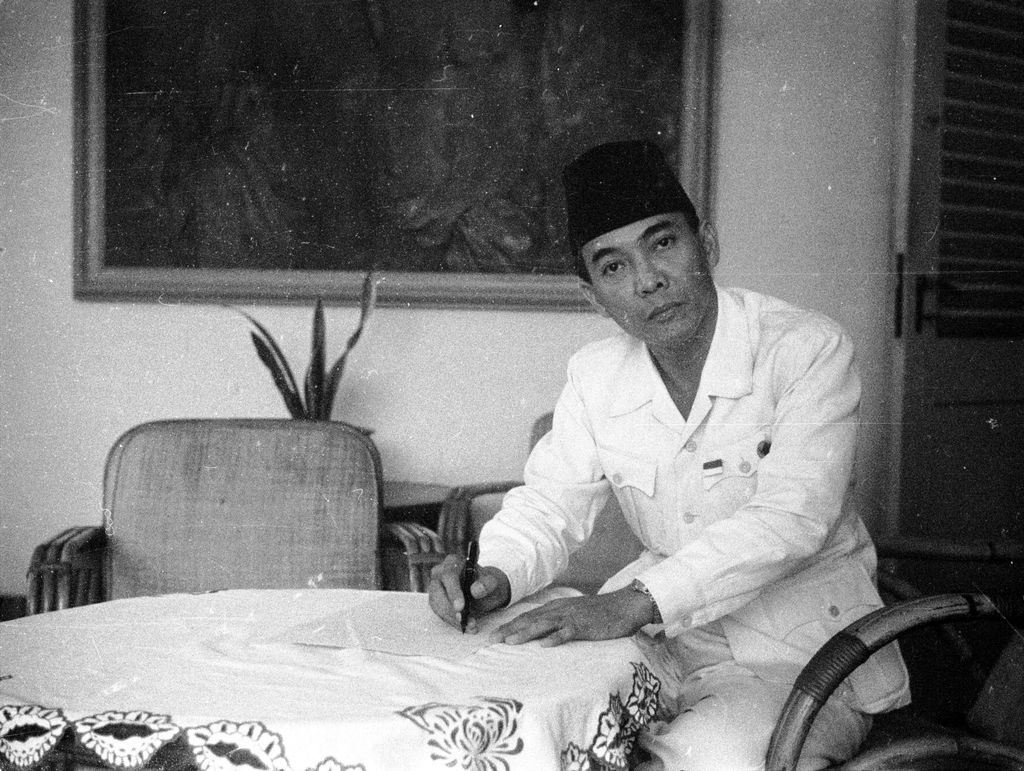 1945:  Indonesian statesman Achmed Sukarno (1902 - 1970), first president of the Indonesian Republic formed in 1945.  (Photo by Express/Express/Getty Images)