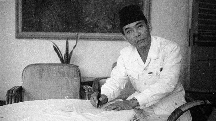 Peci Presiden Sukarno 1945: Indonesian statesman Achmed Sukarno (1902 - 1970), first president of the Indonesian Republic formed in 1945. (Photo by Express/Express/Getty Images)