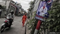 Aneka spanduk dan poster itu bertebaran di sudut-sudut jalanan Ibu Kota. Namun pemasangan alat peraga kampanye di sembarang tempat itu akan mengganggu pemandangan.