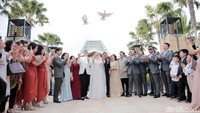 Dan pelepasan merpati menjadi simbol di pernikahan mereka.