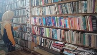 MM Shop Book memiliki lebih-kurang 5 ribu koleksi buku berbagai bahasa, yang terdiri dari novel, panduan perjalanan dan buku-buku non-fiksi lainnya. (Andi Nurroni/detikTravel)
