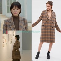 Coat dari brand lokal SJSJ membalut tubuh Song Hye-Kyo di episode terbaru Encounter, episode 14. Coat tartan tersebut harganya 855 ribu Won atau sekitar Rp 10,8 juta. Foto: Instagram @kdrama_fashion