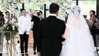 Edric yang melihat Venny datang menitikan air mata.