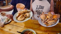 Wih! Dijamin ngiler melihat seafood segar di tangan Utt. Ada kepiting dan udang jumbo yang siap dilahap teman Nadya Hutagalung ini. Foto: Instagram whattheutt