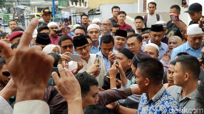 Tiba di Masjid Agung Sukabumi, Sandiaga Disambut Selfie Warga