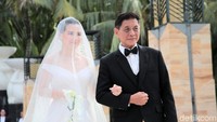 Venny terlihat sangat cantik dan anggun.
