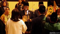 OSO nampak memimpin sumpah jabatan yang diikuti oleh kedua anggota PAW.