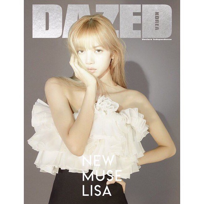 Lisa untuk Dazed. Karena penampilannya yang cukup meyakinkan di sampul majalah ini, banyak penggemar menyebut rapper asal Thailand ini sangat cocok jadi model profesional. Foto: Instagram/@blackpinkofficial