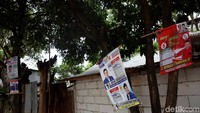 Pemasangan poster caleg yang sembarangan juga merusak pemandangan.
