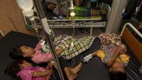 Antara melaporkan sedikitnya 50 orang pengungsi korban gempa bumi dan tsunami yang menghuni tenda-tenda pengungsian dilarikan ke rumah sakit akibat keracunan setelah mengonsumsi makanan yang dibagikan oleh relawan. (Foto: Dok. ANTARA FOTO/Basri Marzuki)