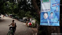 Alat peraga kampanye (APK) beberapa calon anggota legislatif (caleg) berada di pohon di Bintara Jaya, Kota Bekasi, Jawa Barat, Sabtu (19/1/2019).