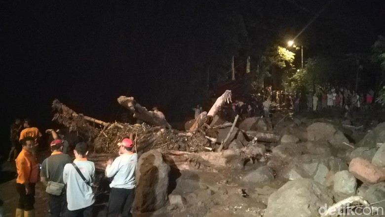Alat Berat Diterjunkan untuk Angkat Material Banjir Bandang di Mojokerto Alat Berat Diterjunkan untuk Angkat Material Banjir Bandang di Mojokerto