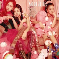 Tak hanya pandai bernyanyi, para personel Blackpink, yang akan konser di ICE BSD, Tangerang, selama dua hari ini, juga punya selera fashion unik dan berani tampil beda. Mereka tak ragu memadukan berbagai gaya dalam kesatuan busana yang membuat penampilan jadi eklektik. Foto: Instagram/@blackpinkofficial