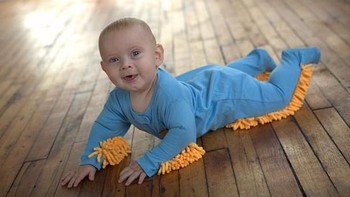 Bayi yang sedang merangkak dimanfaatkan untuk sekalian mengepel lantai. Bagian bawah (yang berwarna oranye) pakaian bayi tersebut didesain seperti kain pel. Ada-ada saja. Foto: dailymail.co.uk via Bored Panda