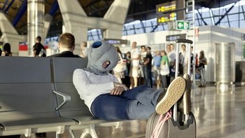 Ini adalah topi berbahan busa yang berfungsi sebagai bantal traveling. Tidur jadi pulas, minim gangguan meski mungkin akan dipandang aneh oleh orang sekeliling. Foto: Amazon.com via Bored Panda