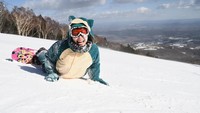 Seorang peserta yang mengenakan kostum Snorlax tergelincir saat sedang meluncur di hamparan es Gunung Nasu, Jepang.