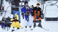 Setelah lelah berlomba, Naruto nampak menaiki kereta gantung sambil menikmati pemandangan Gunung Nasu, Jepang.