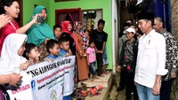 Saat peninjauan, Jokowi berjalan kaki menyusuri gang sempit sejauh kurang lebih 150 meter. Dok. Biro Pers Sekretariat Presiden/Muchlis Jr.