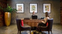 Adalah Bankside Hotel yang merupakan anak perusahaan Hilton yang hadir dengan konsep baru. Mulai dari lobi hotel, traveler akan disambut oleh meja dengan bahan yang terbuat dari daun nanas. Setelah check-in, traveler akan diberi kunci kamar yang terbuat dari material yang sama (Hilton London Bankside)