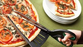 Gunting pizza. Kalau memotong pizza dengan alat ini, tak perlu khawatir ada yang kekecilan atau kebesaran potongannya. Semuanya pas sesuai ukuran. Foto: Amazon.com via Bored Panda