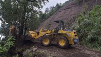 Untuk sementara, akses transportasi warga tersebut menggunakan jalur danau. (Foto: Dok. ANTARA FOTO/Nyoman Hendra Wibowo)
