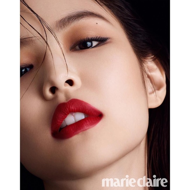 Jennie tampil seksi untuk beauty spread majalah Marie Claire Korea. Pulasan lipstik merah mempercantik wajah imutnya. Foto: Instagram/@blackpinkofficial