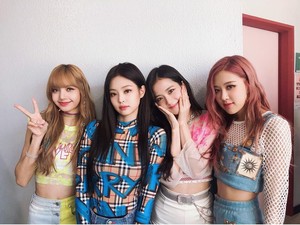 Sempat Ketendang Jennie Saat Konser, Jisoo Tetap Ceria