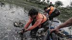 Aksi Petugas Bersih-bersih Sampah di Kanal Banjir Timur