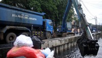 Sejumlah alat berat nampak dikerahkan untuk mempercepat proses pengerukan lumpur di Kali Tanjung Selor.