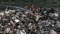Sampah menjadi salah satu hal yang paling diperhatikan selama musim hujan. Menumpuknya sampah di aliran sungai membuat arus air tersumbat dan menyebabkan terjadinya banjir, terlebih intensitas hujan yang meningkat membuat sampah harus selalu dibersihkan dari aliran sungai.