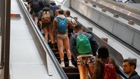 Kampanye ini mereka beri nama No Trousers Tube Ride 2019, bagian dari kampanye global No Pants Subway Ride. (Foto: REUTERS/Peter Nicholls) 