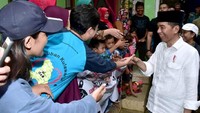 Selama melakukan peninjauan Jokowi menebar senyum dan menyalami para warga yang antusias melihat langsung sang presiden. Dok. Biro Pers Sekretariat Presiden/Muchlis Jr.
