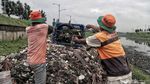 Aksi Petugas Bersih-bersih Sampah di Kanal Banjir Timur