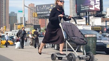 Gabungan stroller bayi dengan skuter. Jadi si ibu bisa mendorong bayinya sambil berskuter ria. Foto: Pixstudio via Bored Panda