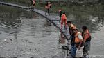 Aksi Petugas Bersih-bersih Sampah di Kanal Banjir Timur