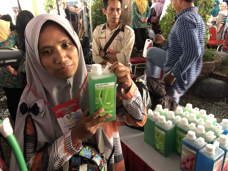 Jokowi Borong 100 Ribu Botol Sabun Cuci Piring Seharga Rp 2 Miliar Jokowi Borong 100 Ribu Botol Sabun Cuci Piring Seharga Rp 2 Miliar