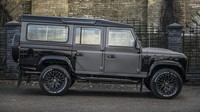 Transformasi Land Rover Defender XS 110 dari standar menjadi semakin eksklusif dimulai dari sisi eksterior. Kahn menambahkan sayap lebar depan dan belakang baru dengan ventilasi terintegrasi. Istimewa/Dok. Kahn Design.